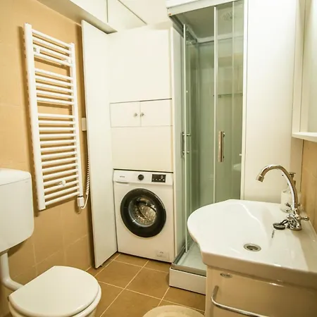 Spacious In Apartment *